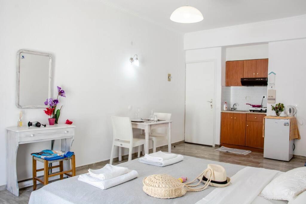 White Wave Studio 1 , 3Min Walk From Kamari Beach Buitenkant foto
